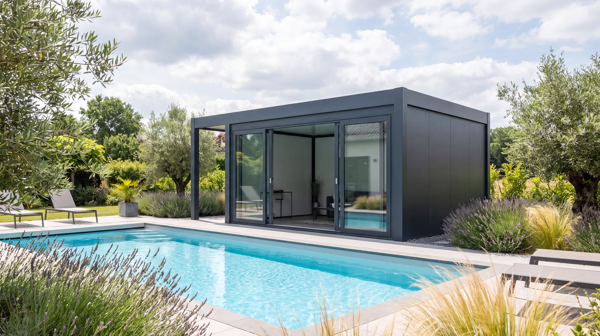 Extérieur résidentiel moderne avec carport métallique anthracite à structure aluminium et toiture plate
